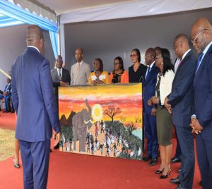 Le ministre recoit un tableau