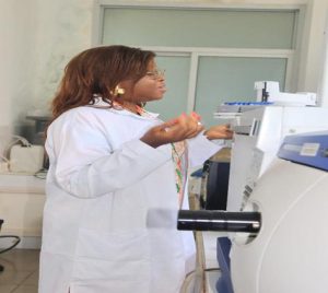 Dr. BENIE au laboratoire de toxicologie