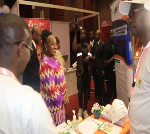 Visite du Dr RAYMONDE KOUDOU KOFFI au stand du LNSP